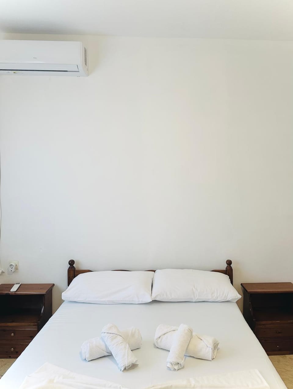 Bed, Photo of the whole room, Bedroom, towels, air conditioner