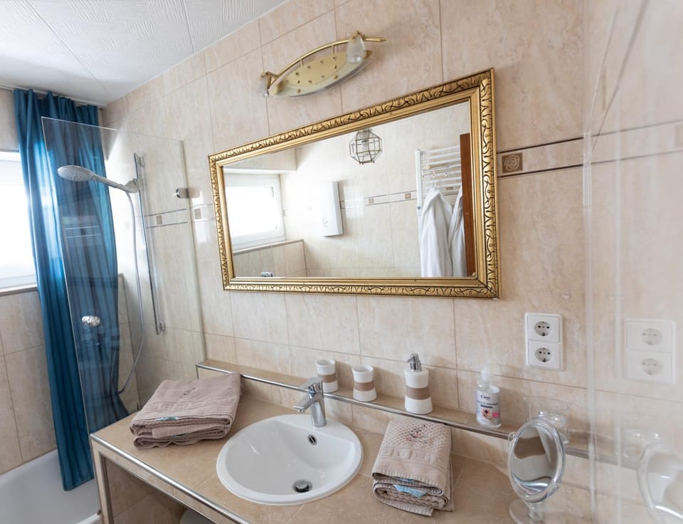 Shower, Bathroom, towels