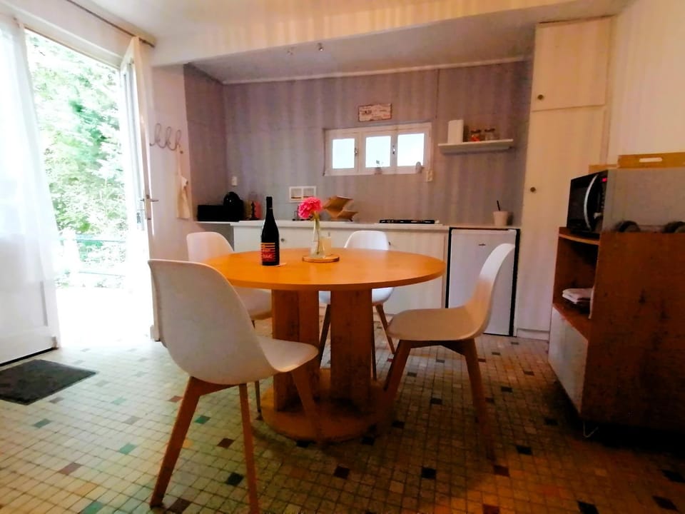 Coffee/tea facilities, Kitchen or kitchenette, stove, toaster, kitchen
