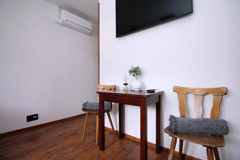 TV and multimedia, Seating area, Evening entertainment, air conditioner
