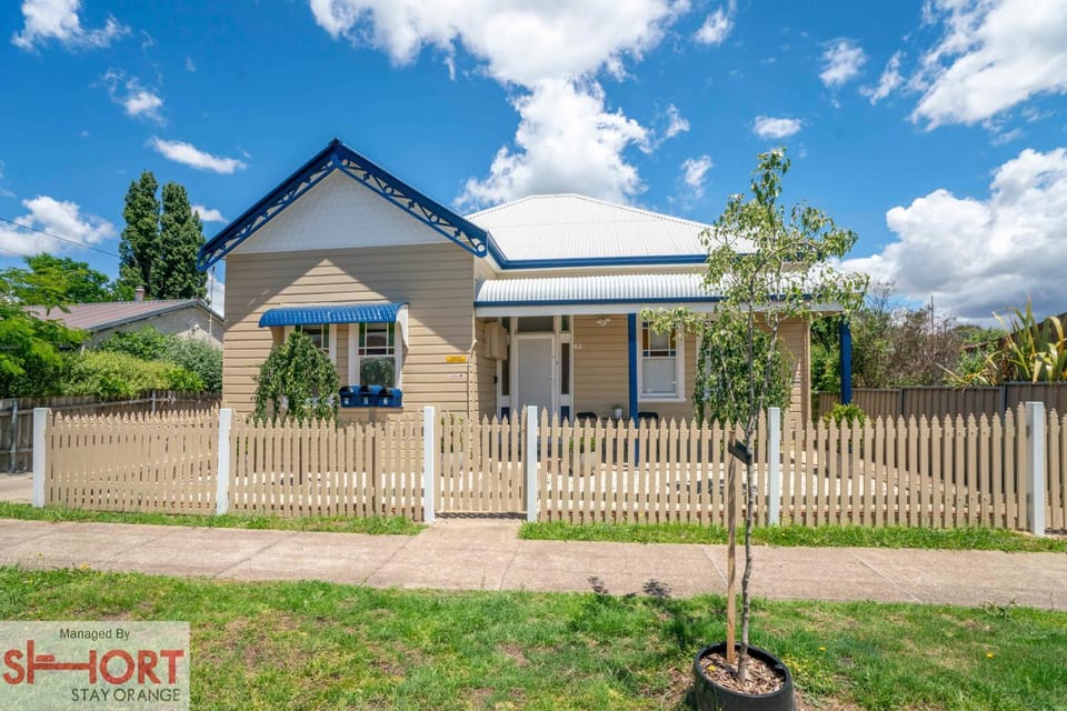 Property building, Neighbourhood, Garden view, Street view