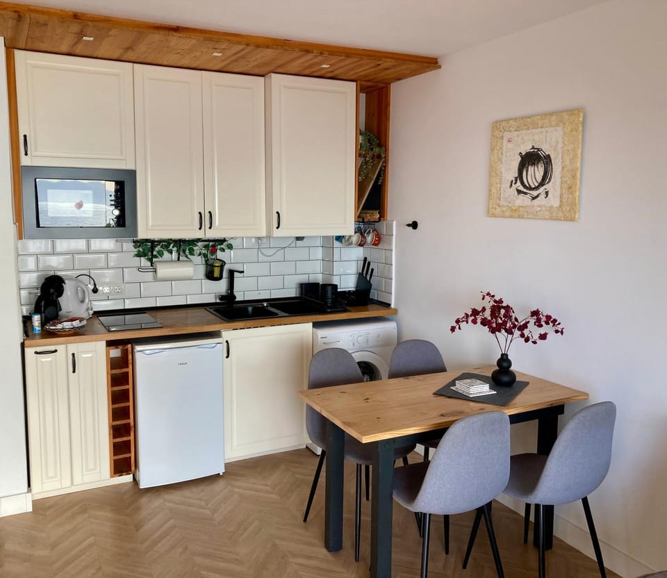 Coffee/tea facilities, Kitchen or kitchenette, Dining area, stove