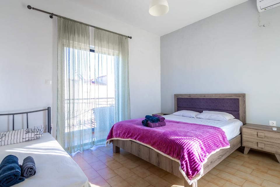 Bedroom, towels, air conditioner
