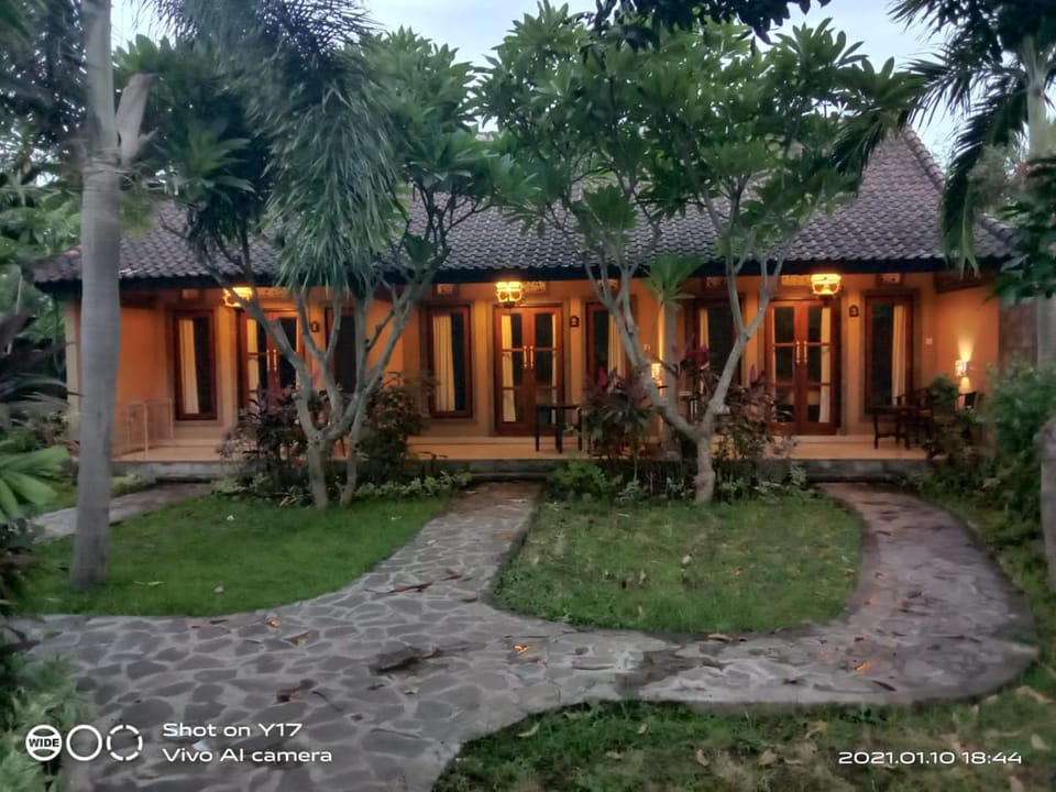 Property building, Patio, Garden