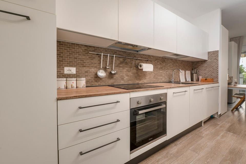 Kitchen or kitchenette, dishwasher, stove