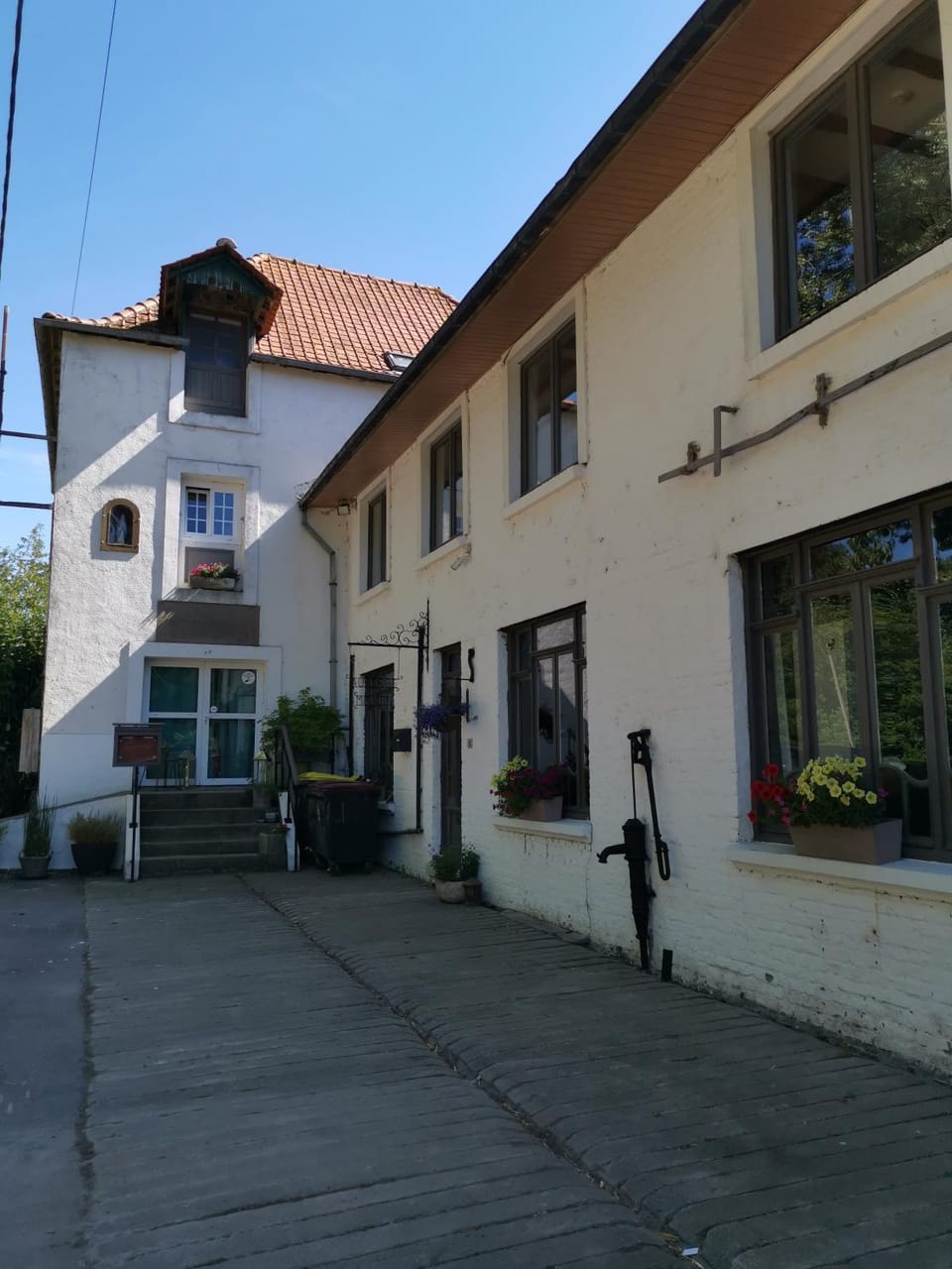 Facade/entrance