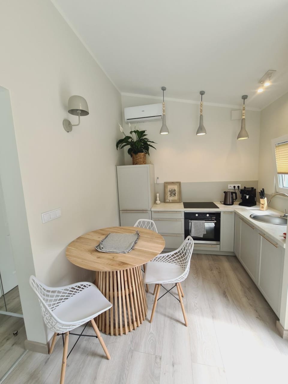 Kitchen or kitchenette, Dining area
