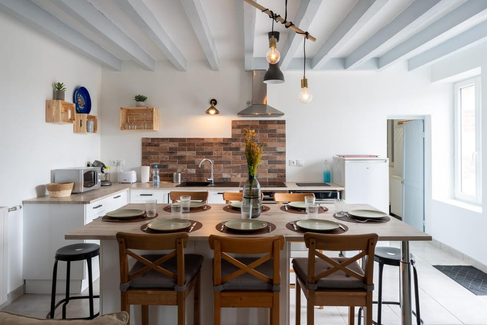 Kitchen or kitchenette, Living room, Seating area, Dining area, fireplace