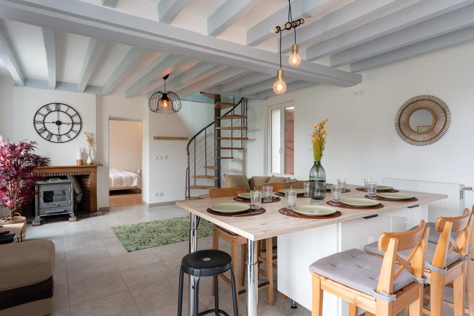 Kitchen or kitchenette, Living room, Seating area, Dining area, pet friendly