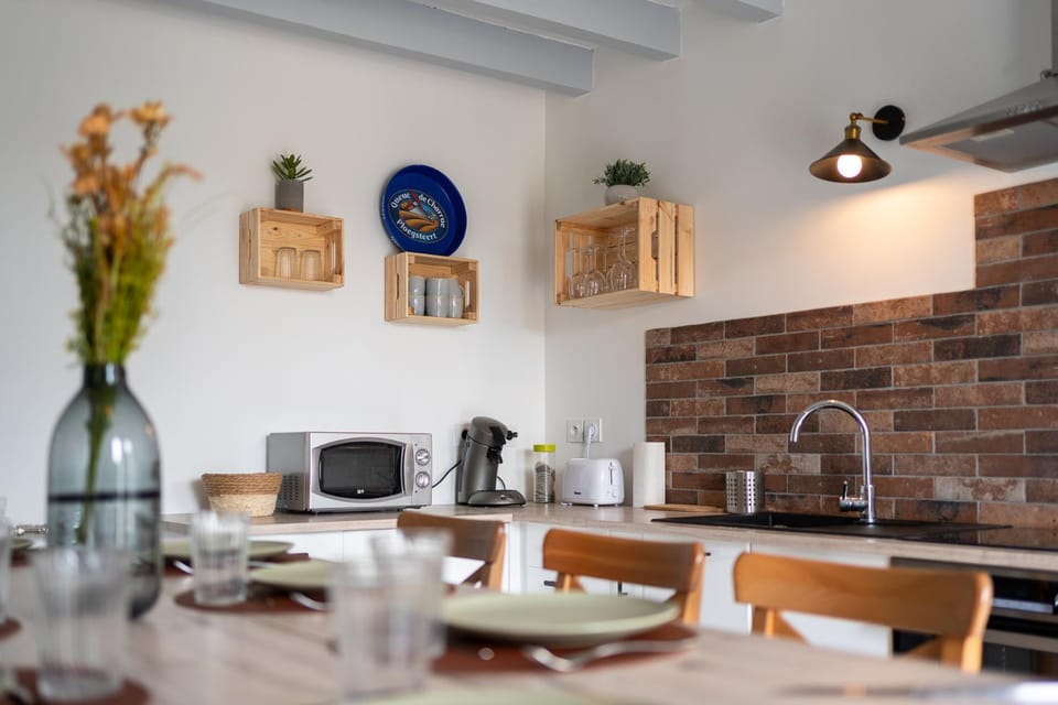 Coffee/tea facilities, Kitchen or kitchenette, Dining area, minibar, toaster