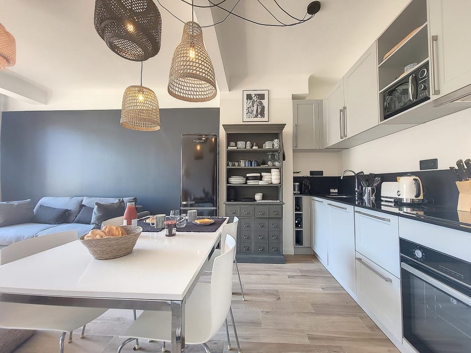 Dining area, kitchen