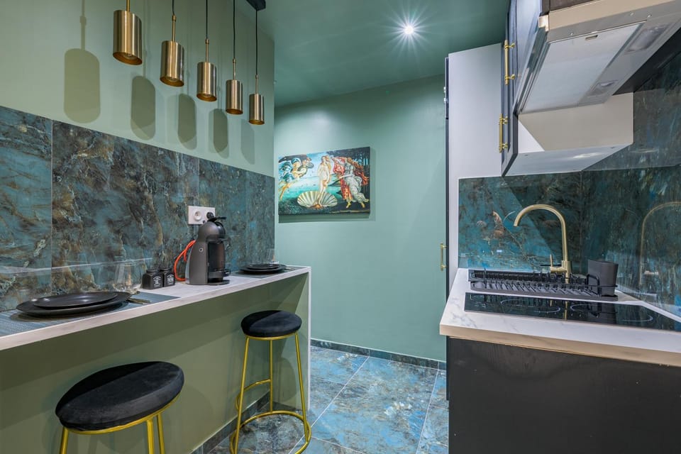 Kitchen or kitchenette, Dining area, minibar