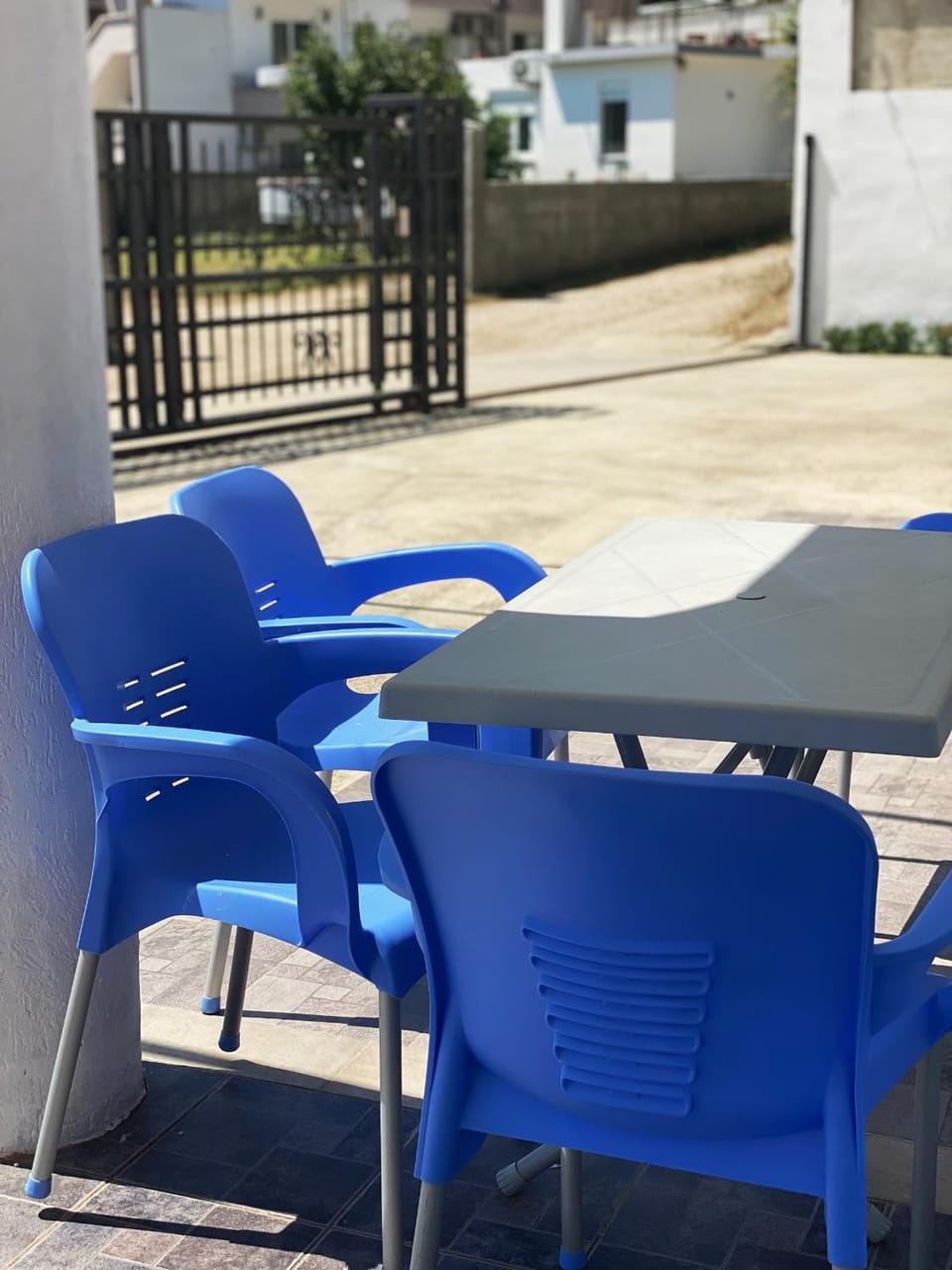 Patio, Day, Seating area, Dining area