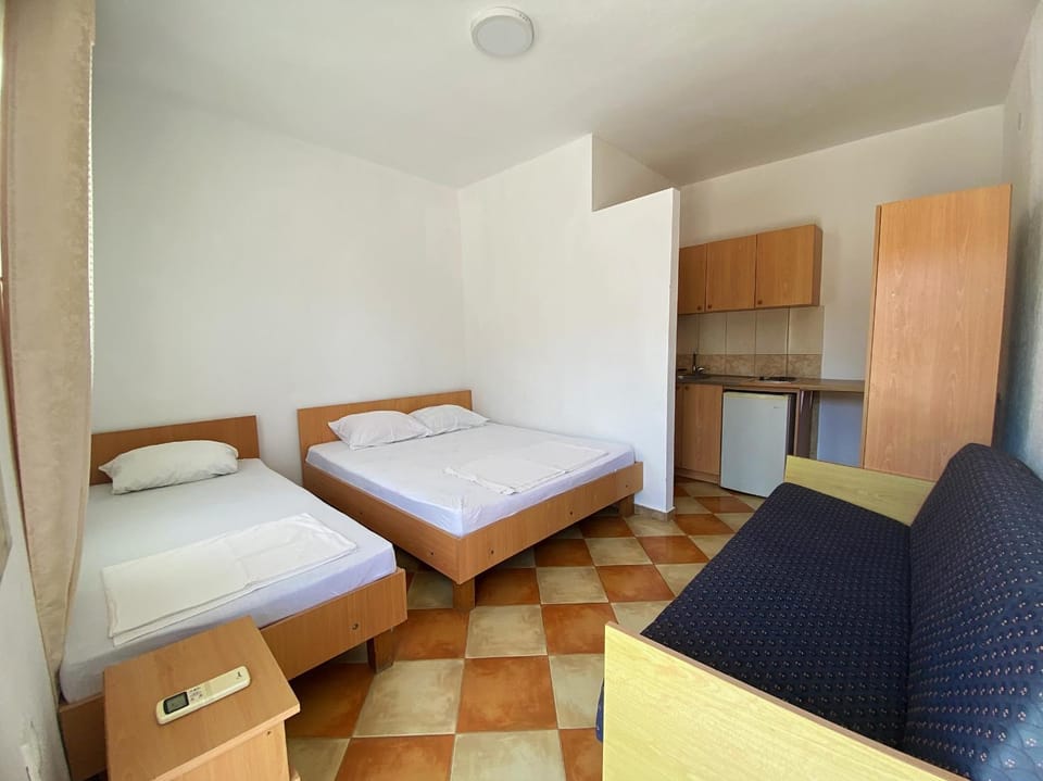 Bed, Kitchen or kitchenette, Photo of the whole room, Bedroom, wardrobe