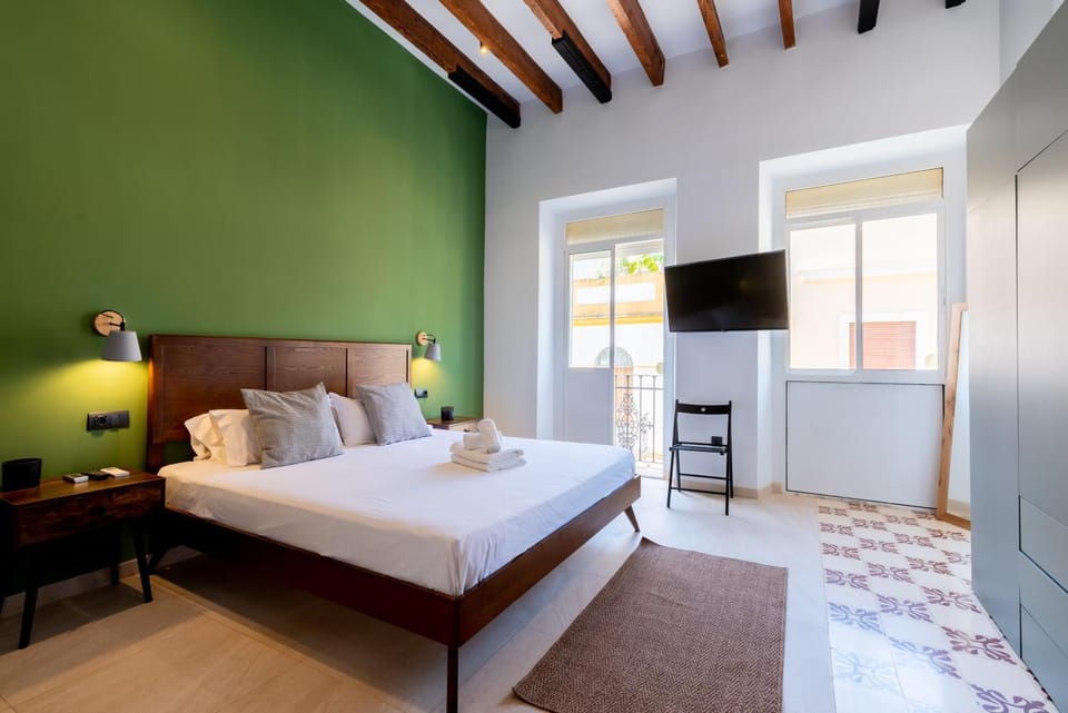 Bed, Photo of the whole room, Bedroom