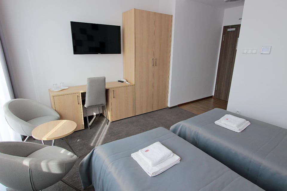 Bed, TV and multimedia, Photo of the whole room, Bedroom, hair dresser, towels, wardrobe