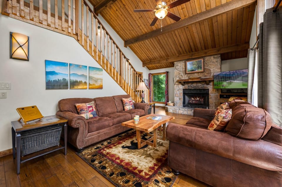 TV and multimedia, Living room, Seating area, fireplace, flat iron