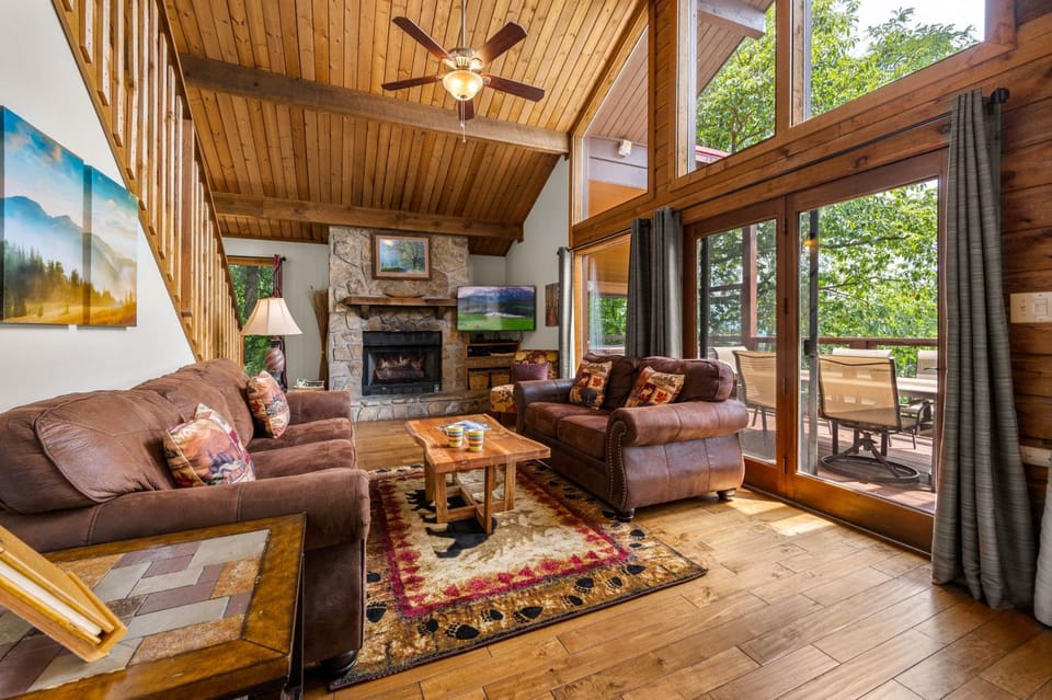 TV and multimedia, Living room, Seating area, fireplace, flat iron