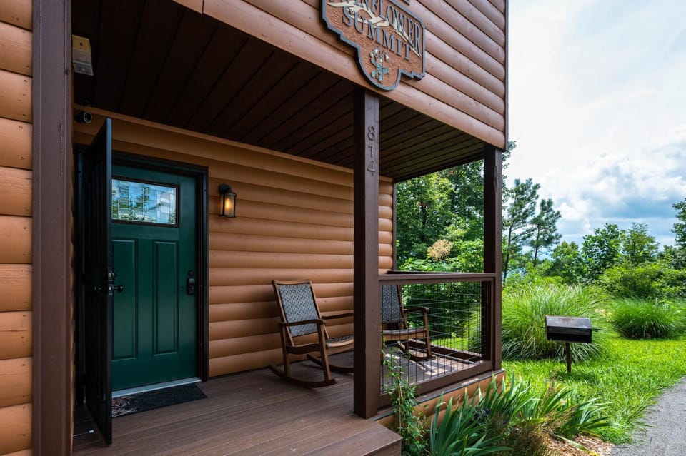 Property building, Patio, Natural landscape, Garden, Mountain view