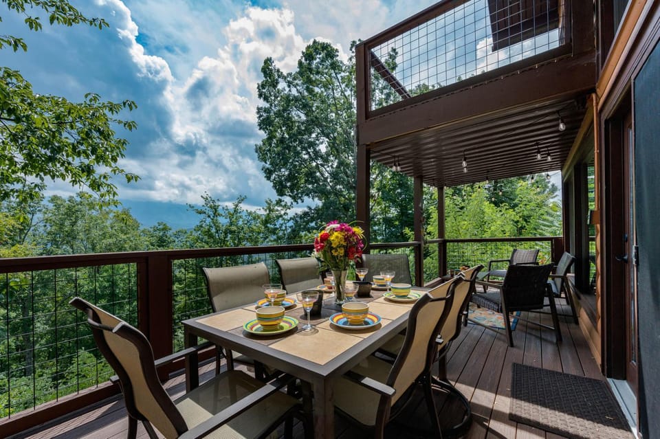 Natural landscape, View (from property/room), Balcony/Terrace, Dining area, Mountain view