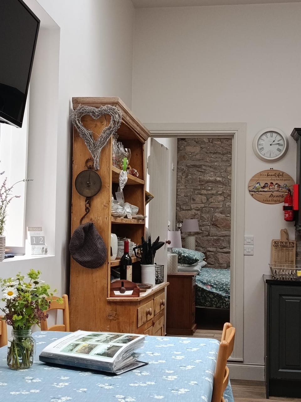 Coffee/tea facilities, Kitchen or kitchenette, Living room, Dining area