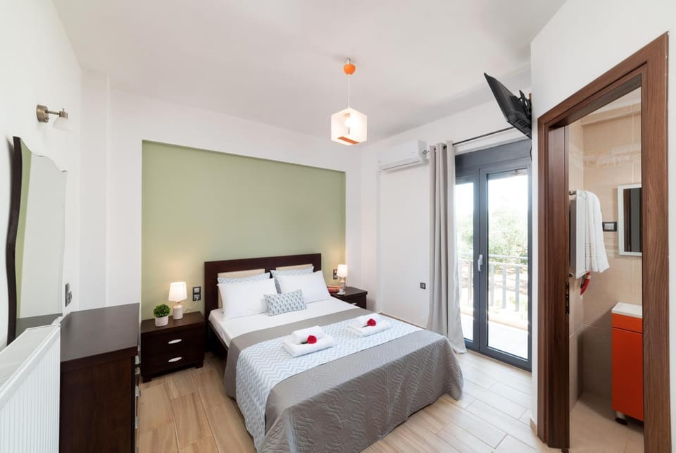 Bed, TV and multimedia, Photo of the whole room, Bedroom, wardrobe