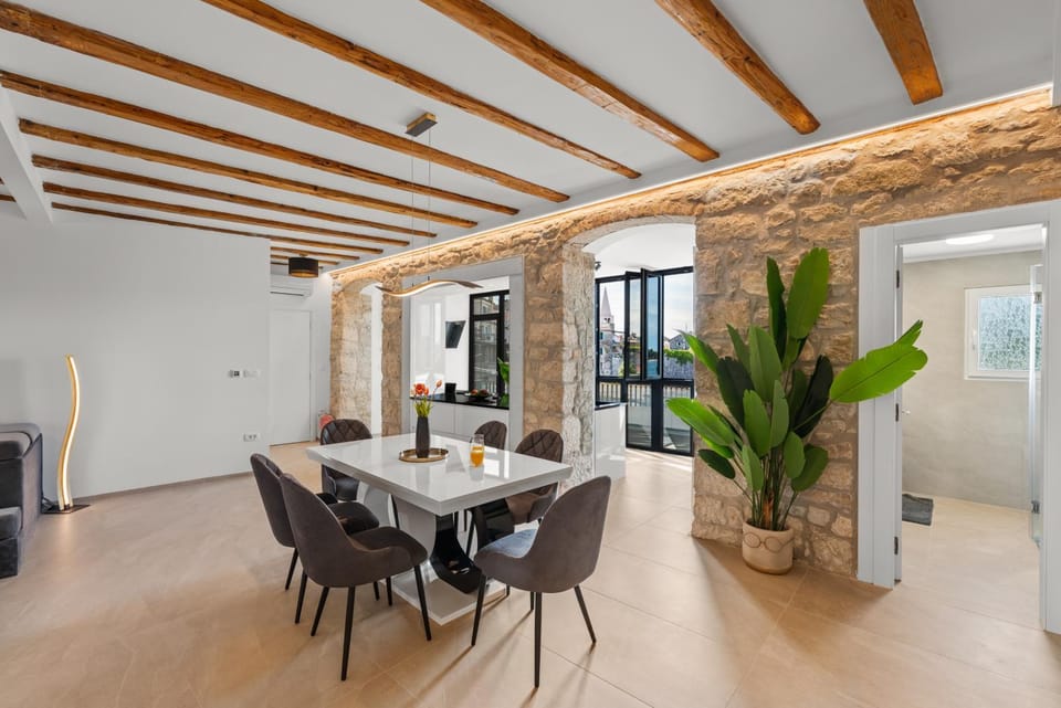 Dining area, kitchen