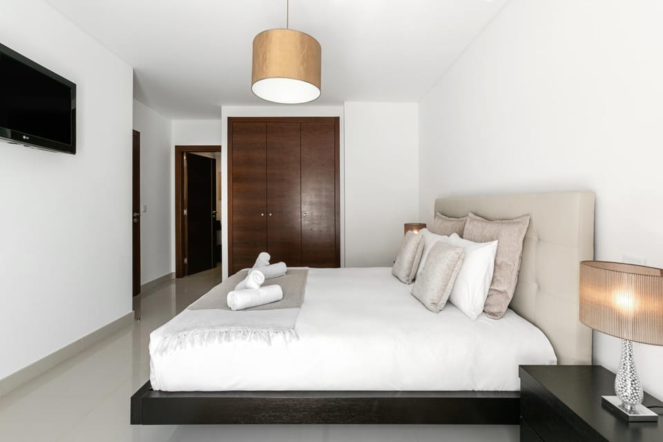 Bed, TV and multimedia, Photo of the whole room, Bedroom, towels, wardrobe