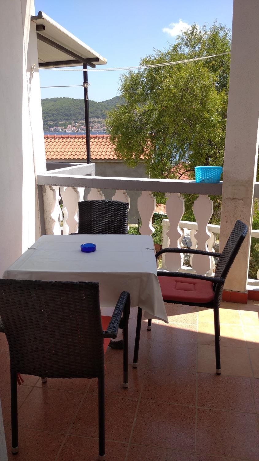 Moki Apartment in Vis
