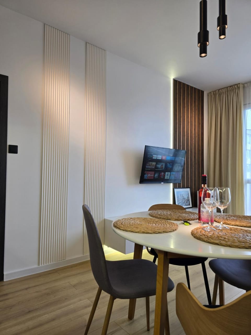 TV and multimedia, Living room, Seating area, Dining area
