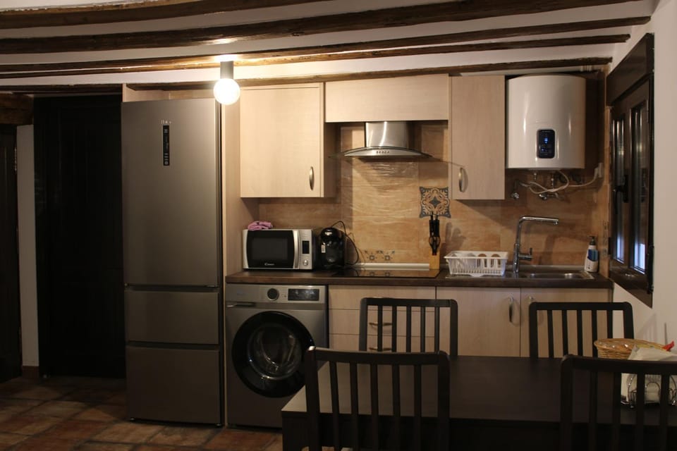 Coffee/tea facilities, Kitchen or kitchenette, Dining area, stove, toaster