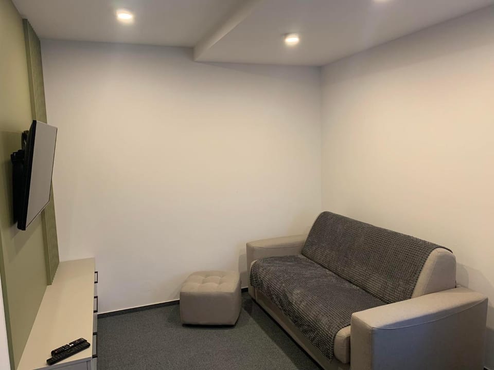TV and multimedia, Living room, Seating area, Evening entertainment