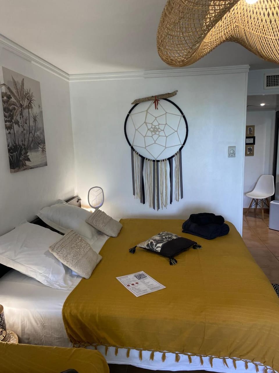 Bed, Photo of the whole room, Decorative detail, Bedroom