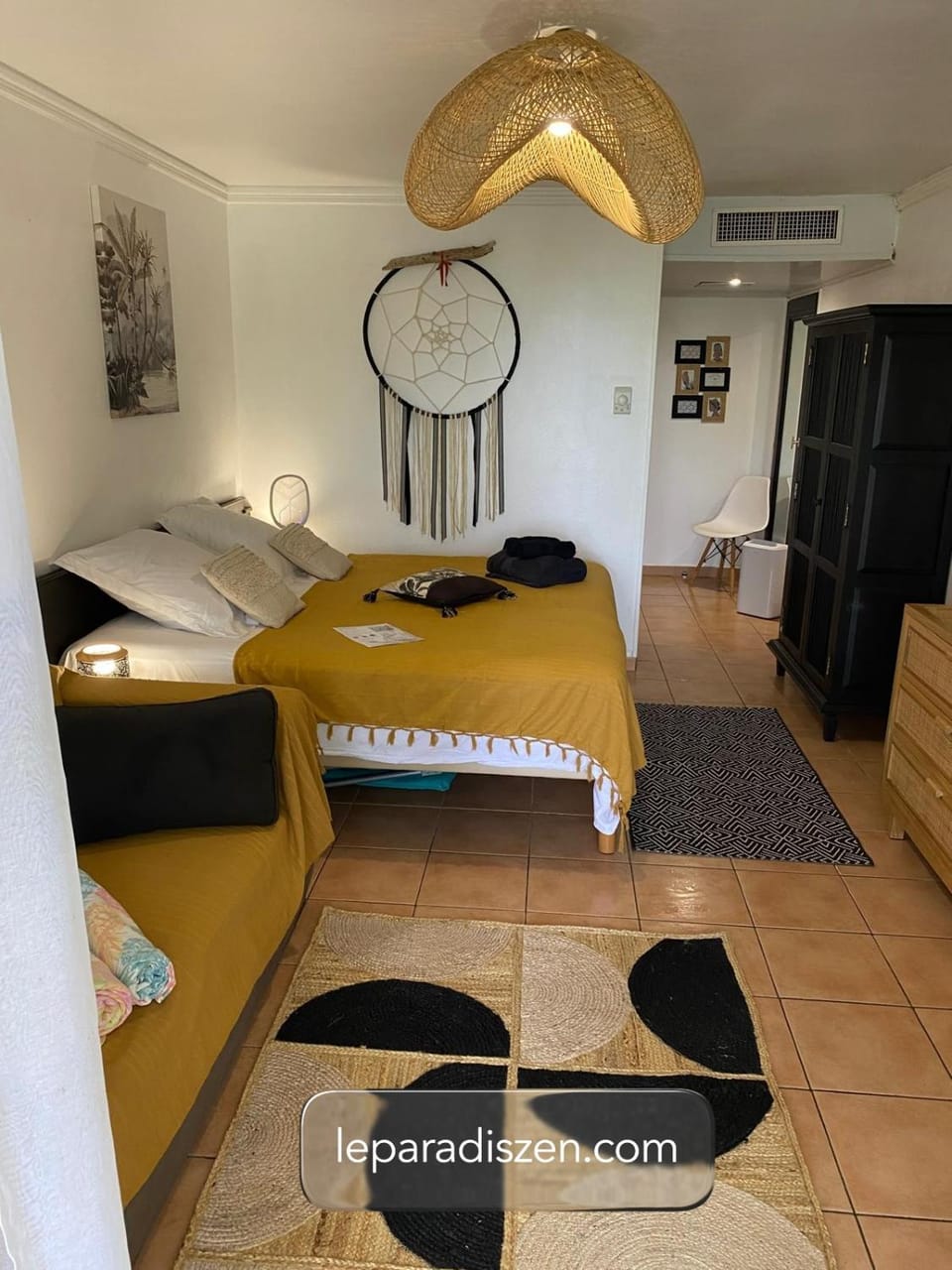 Bed, Living room, Photo of the whole room, Seating area, Bedroom, air conditioner