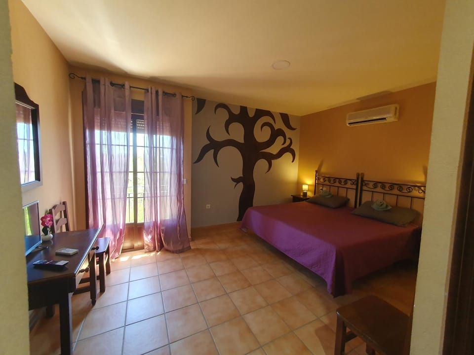 Bed, Photo of the whole room, Seating area, Bedroom, air conditioner