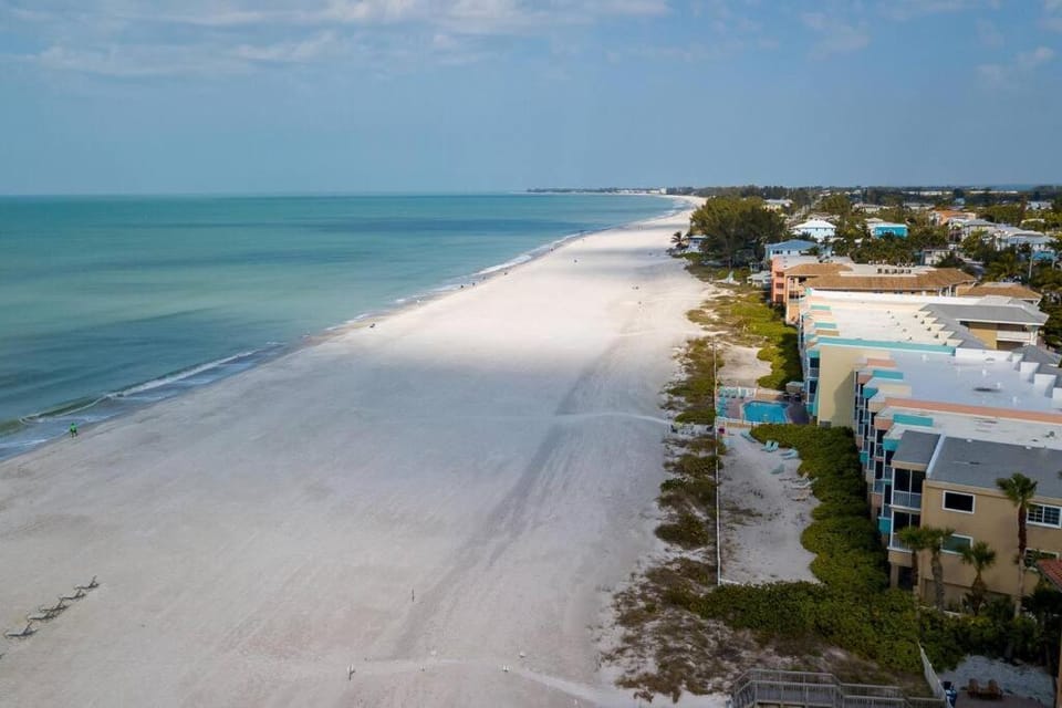 Bradenton Beach Resort Style Getaway-Walk to Beach House in Bradenton Beach