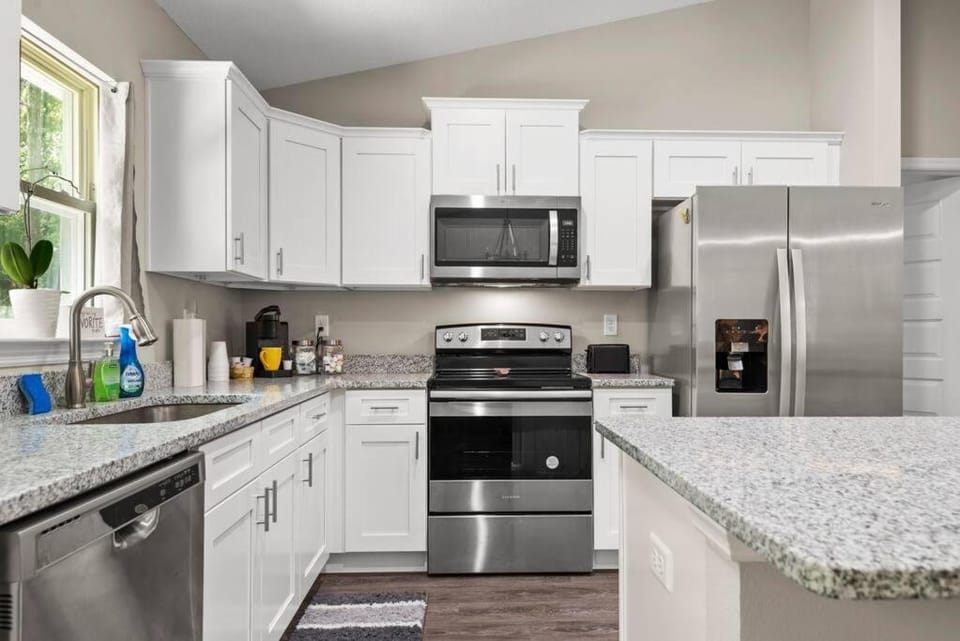 Coffee/tea facilities, dishwasher, minibar, pet friendly