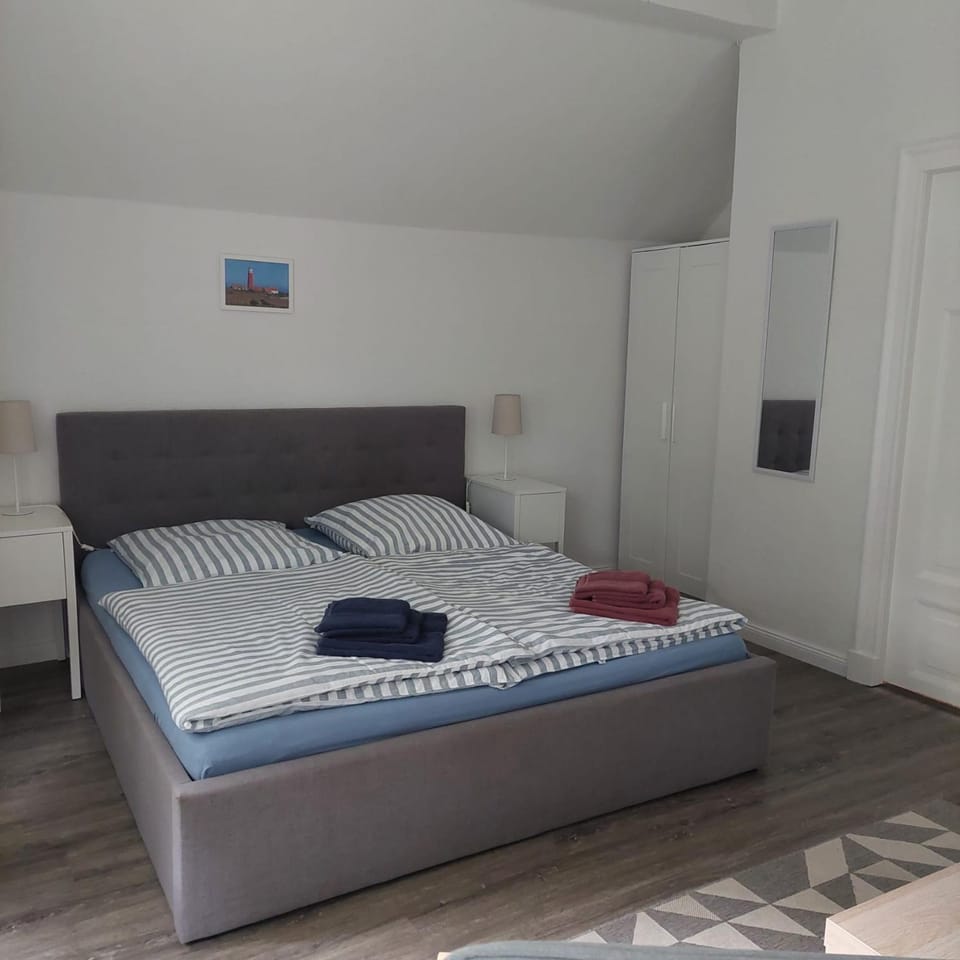 Bed, Photo of the whole room, towels