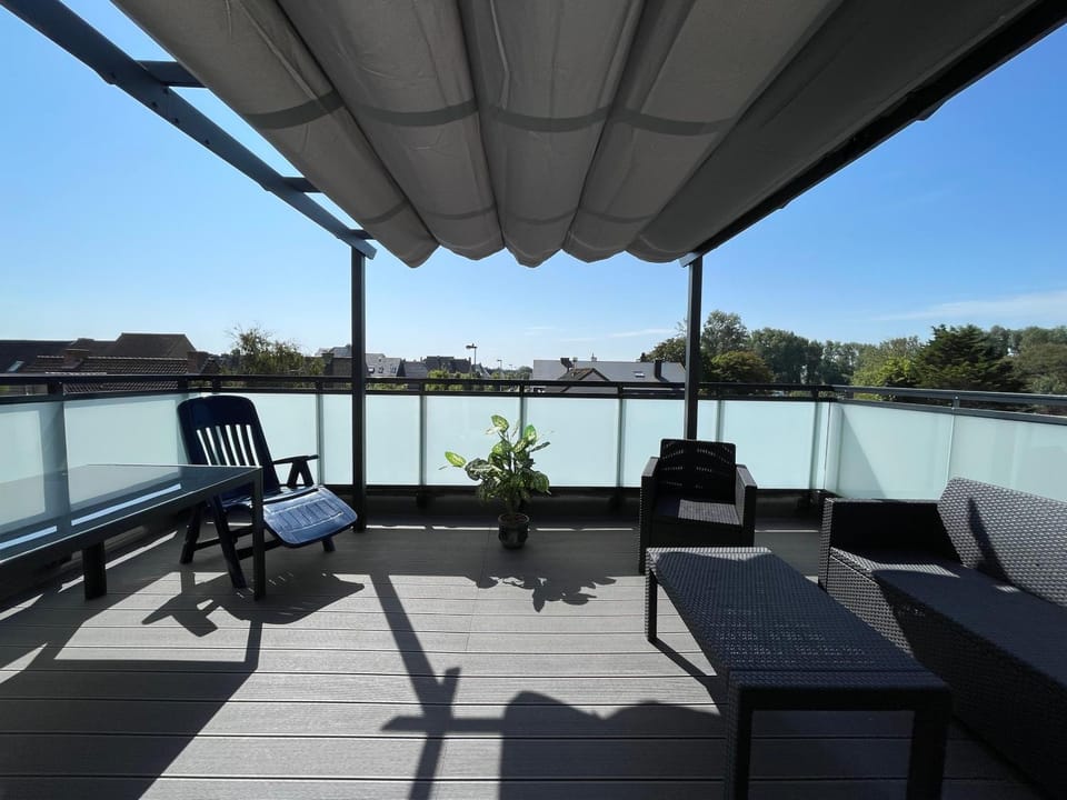 Property building, Day, Balcony/Terrace, Seating area