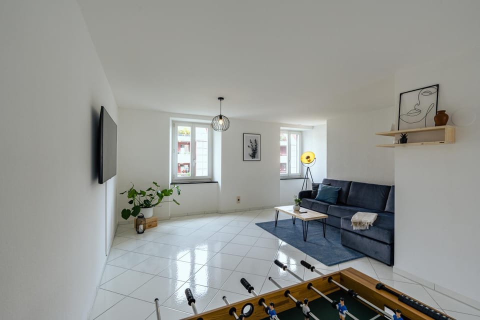 TV and multimedia, Living room, Seating area, Evening entertainment