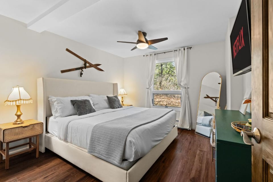 Ski In Ski Out Cabin on Hunter Mtn Seasonal Pool Access w Panoramic Views Hike Swim Fish Relax Cabin in Hunter