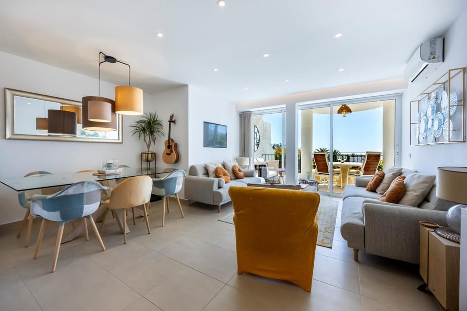 TV and multimedia, Living room, Seating area, Dining area