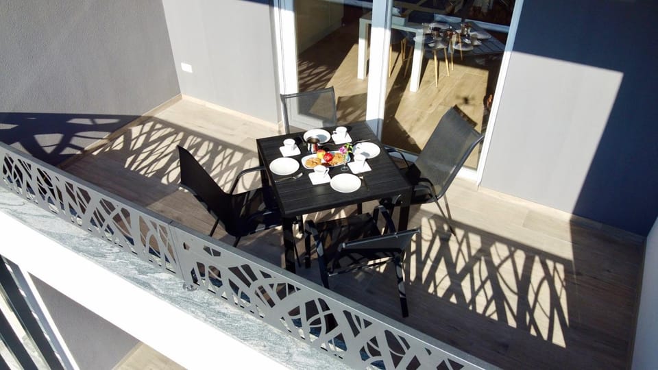 View (from property/room), Balcony/Terrace, Seating area, Dining area