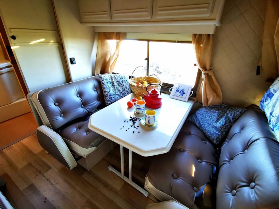 Living room, Seating area, Dining area, Drinks