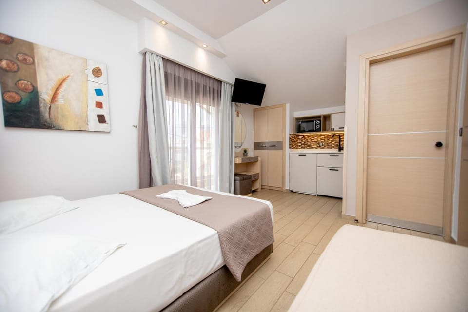 Bed, TV and multimedia, Kitchen or kitchenette, Photo of the whole room, Bedroom, oven