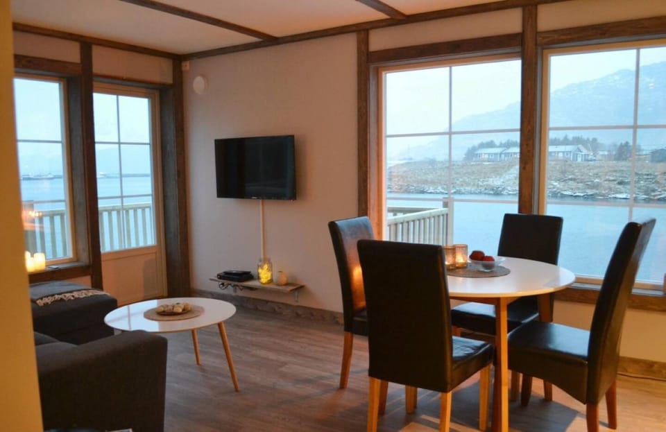 TV and multimedia, View (from property/room), Balcony/Terrace, Living room, Seating area, Dining area