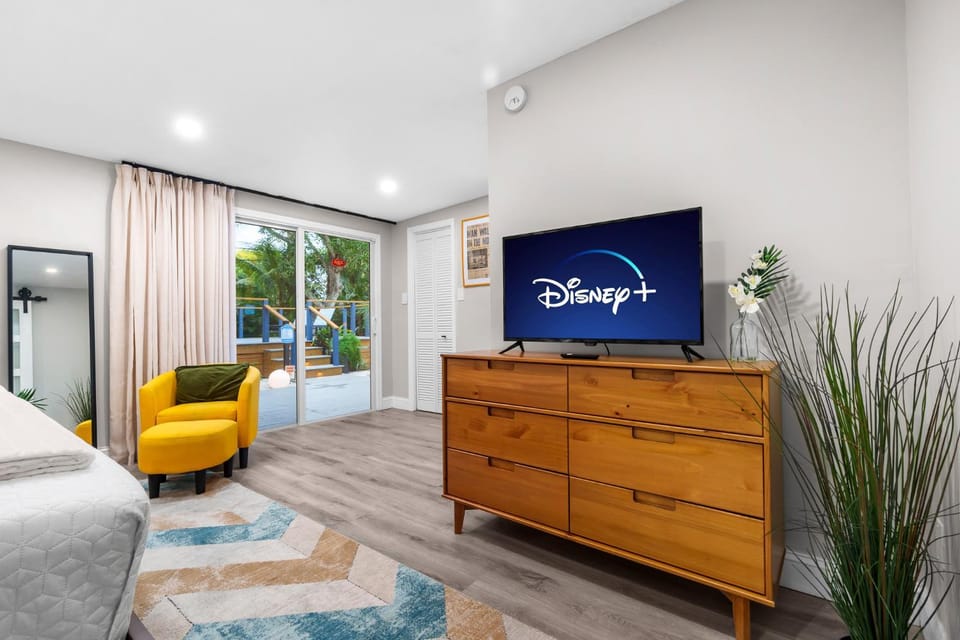 TV and multimedia, Bedroom, Pool view