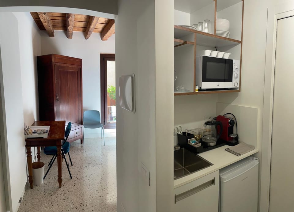 Kitchen or kitchenette, minibar