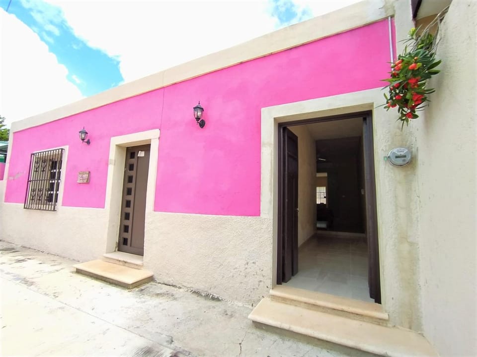 Facade/entrance, Location