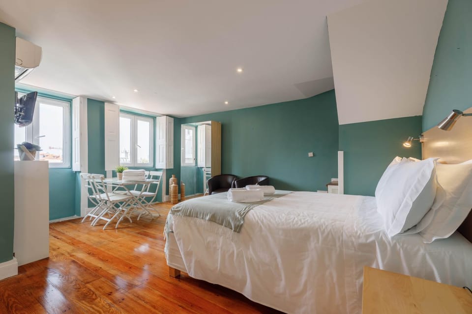 Bed, Dining area, Bedroom